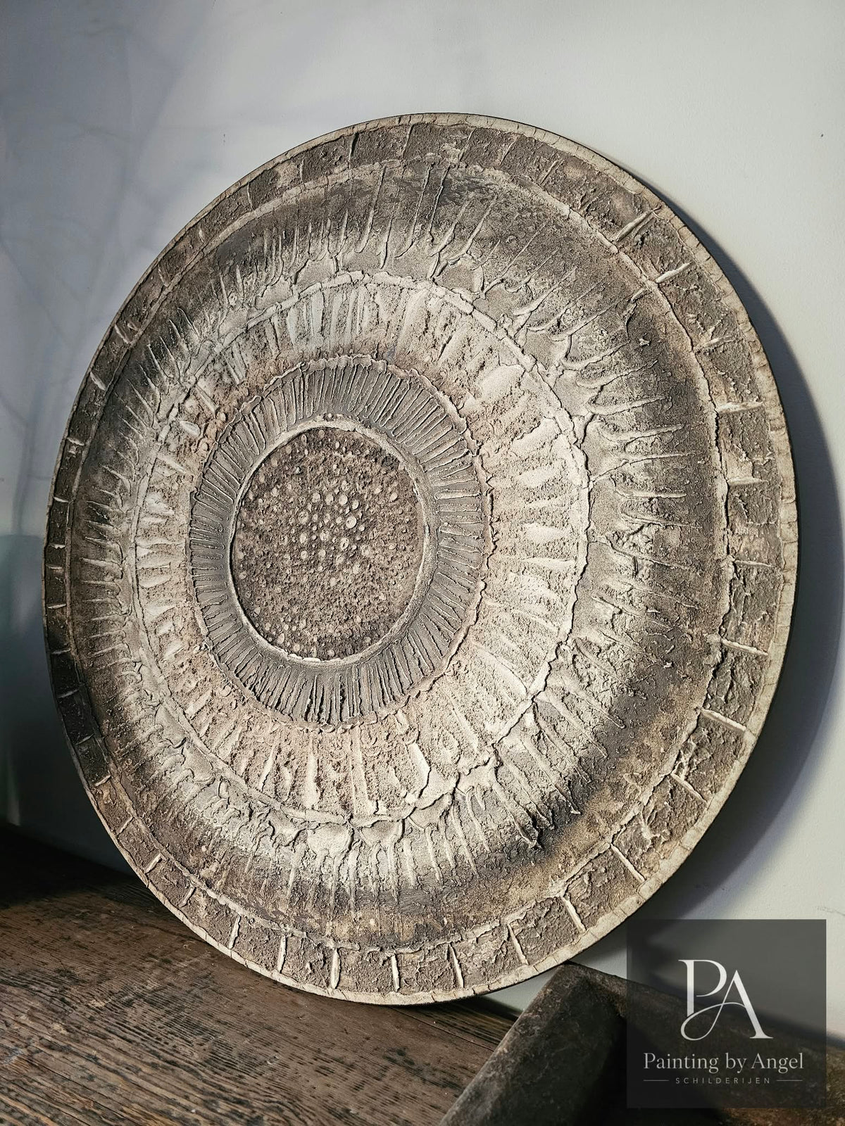 Muurcirkel met reliëf in aardetinten